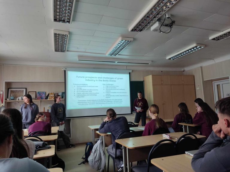 Kauno „Saulės“ gimnazijoje – integruota pamoka apie tvarumą: kaip suderinti ekonomikos augimą ir ekologiją?