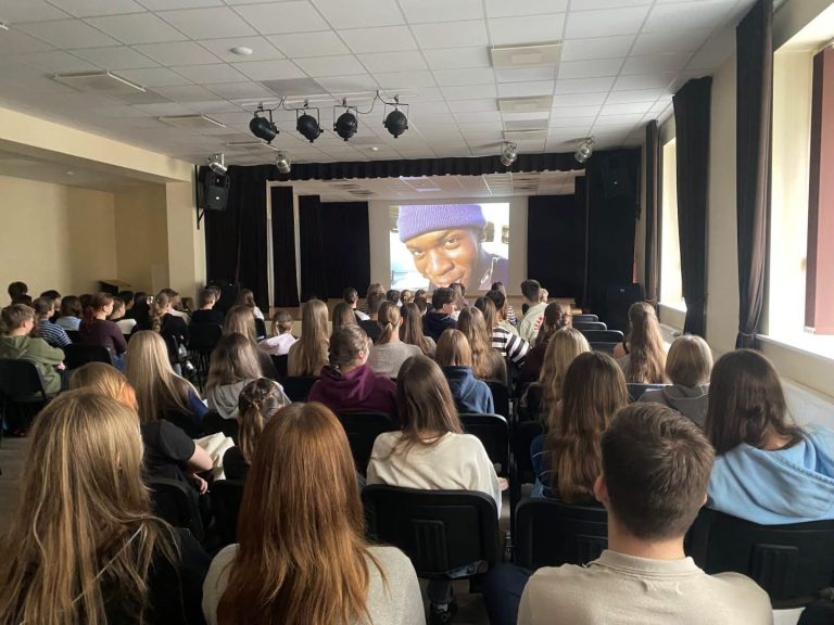 Klasės valandėlė su „Nepatogiu kinu“