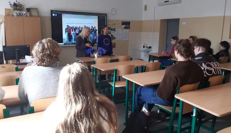 Spalio 14 d. Europe Direct Alytaus ir Marijampolės apskritys vadovė Gintarė Jaciūnė ir Edita Klimavičiūtė susitiko su gimnazijos jaunaisiais MEPA ambasadoriais!