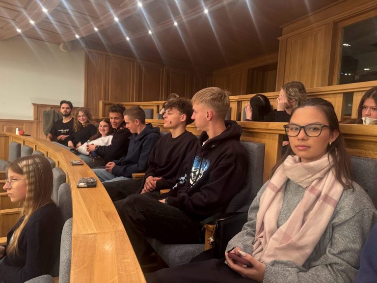 Mokinių tarybos nariai debatuose
