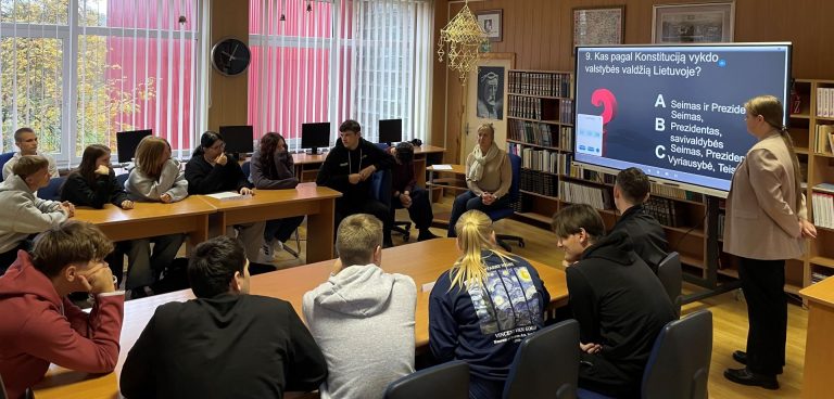 Konstitucijos dieną paminėjome viktorina!